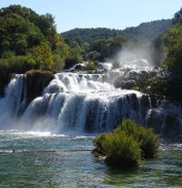 Energiereiches Wasser im Wasserfall